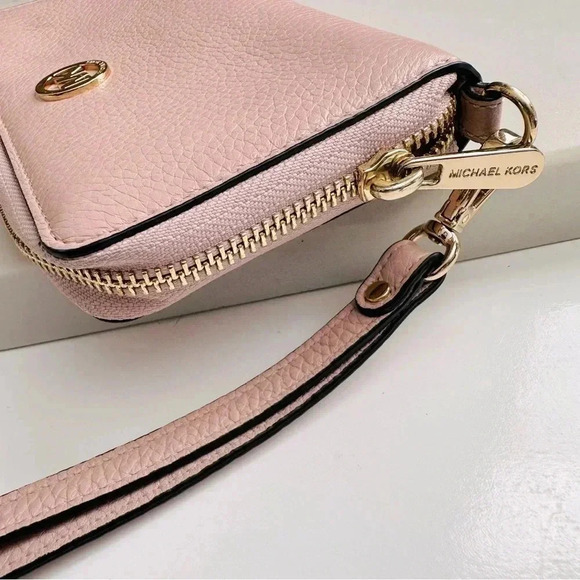 Micheal Kors Pebbled Leather Zip Around Wallet/Wristlet - Picture 3 of 9